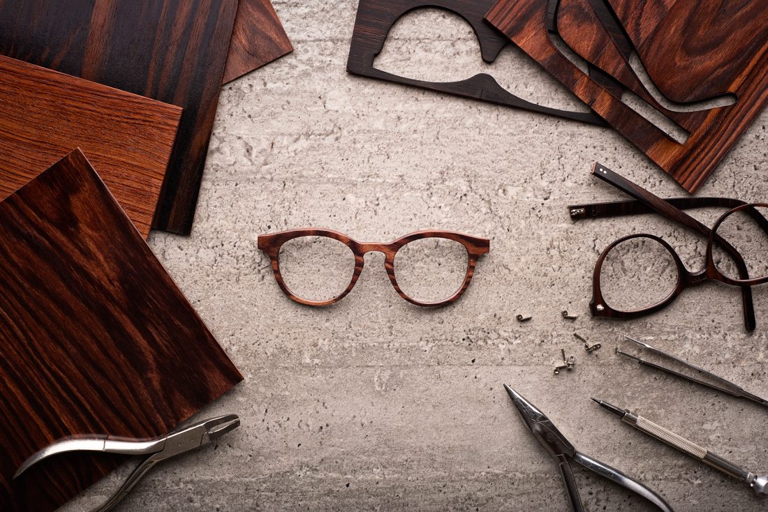 lunettes de bois et outils sur béton