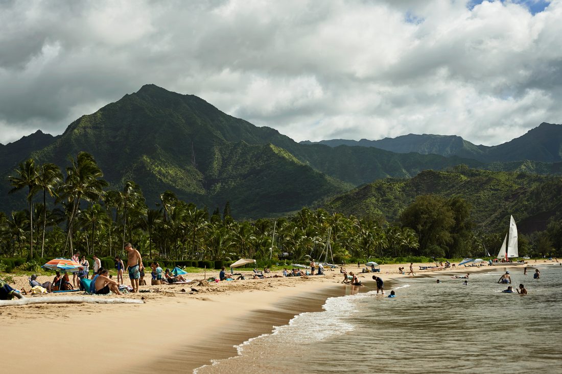plage avec vue sur les montagnes à Hawaï
